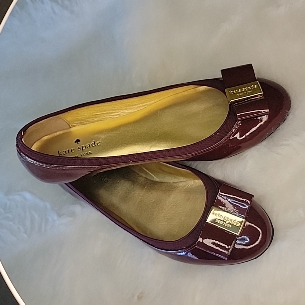 KATE SPADE Tock Wine Bow Embellished Gold Color Logo Preppy Designer Ballet Flat